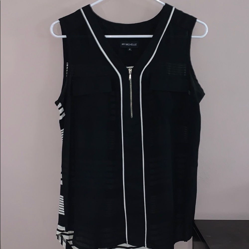 women’s black and white patterned blouse